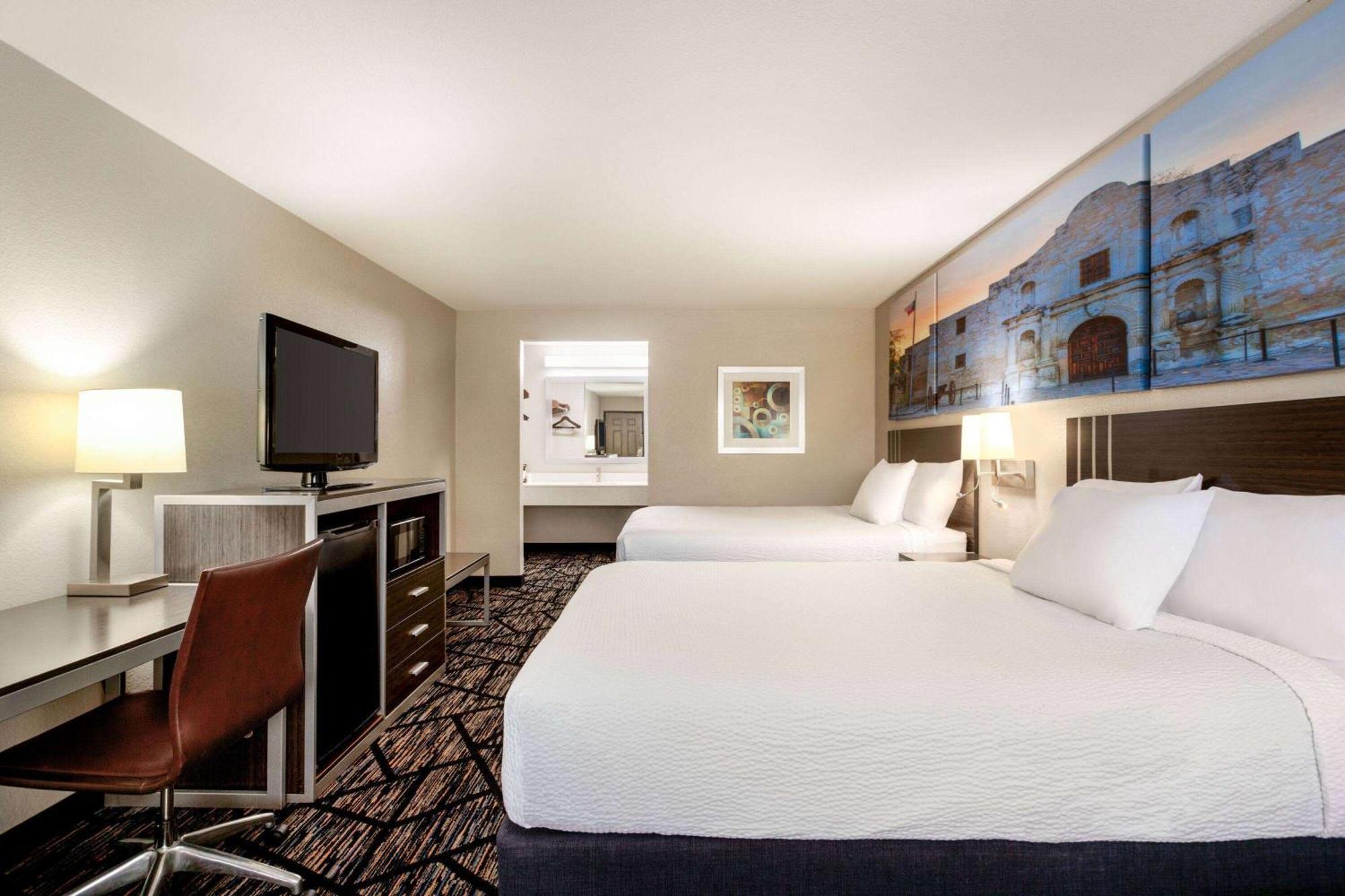 Days Inn By Wyndham San Antonio Near Fiesta Park מראה חיצוני תמונה