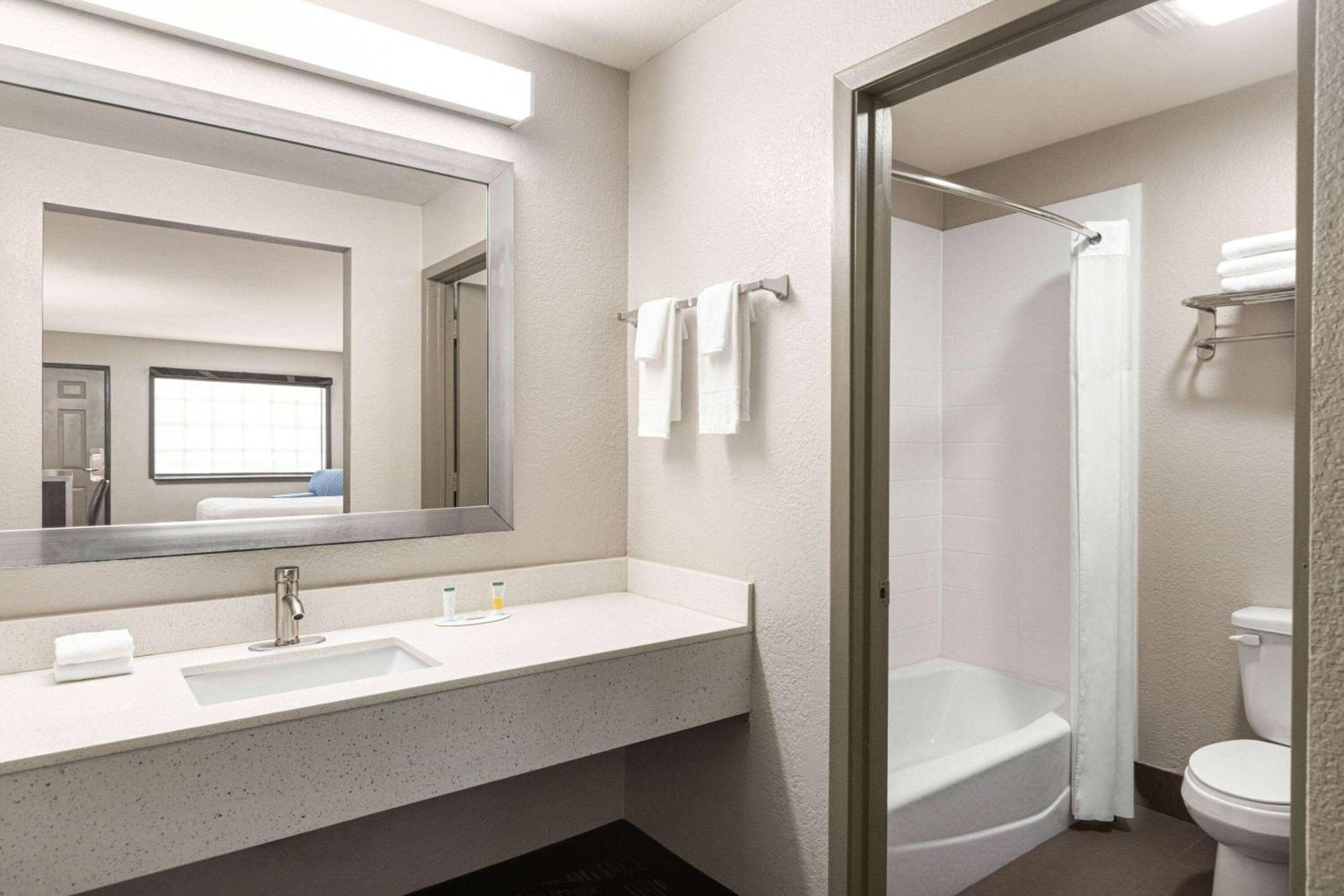 Days Inn By Wyndham San Antonio Near Fiesta Park מראה חיצוני תמונה