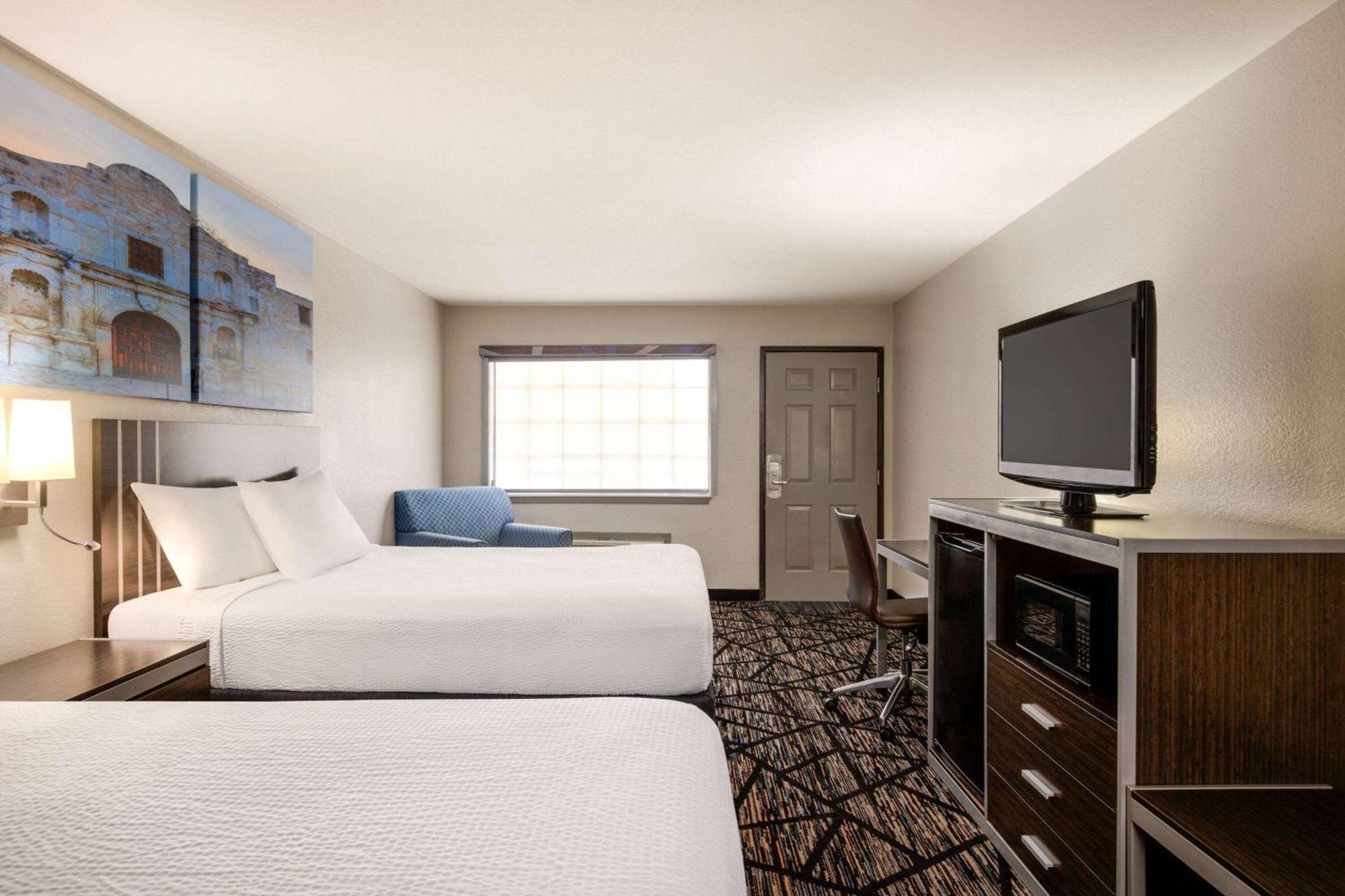 Days Inn By Wyndham San Antonio Near Fiesta Park מראה חיצוני תמונה